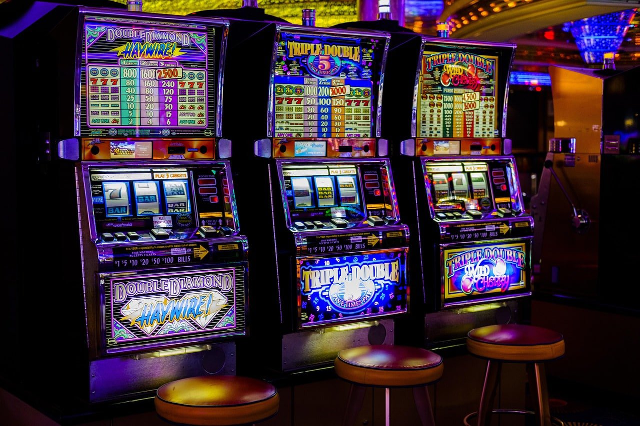 Tampilan meja Caribbean Stud Poker di sigapbet dengan dealer langsung